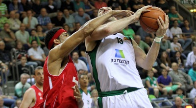 ג´וש דאנקן מנסה לעצור את עידו קוז´יקרו (חגי ניזרי) ג´וש דאנקן מנסה לעצור את עידו קוז´יקרו (חגי ניזרי)