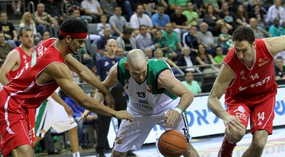 עידו קוז´יקרו מנסה להגיע לכדור (חגי ניזרי) עידו קוז´יקרו מנסה להגיע לכדור (חגי ניזרי)