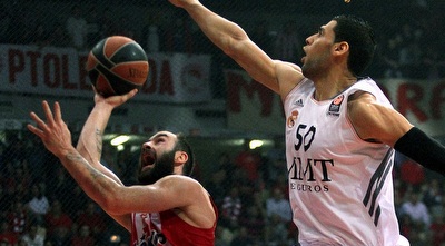 מג´ירי מנסה לעצור את ספאנוליס (GettyImages)