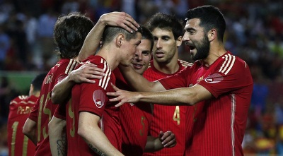 טורס עם שחקני ספרד. יעשו היסטוריה? (רויטרס)