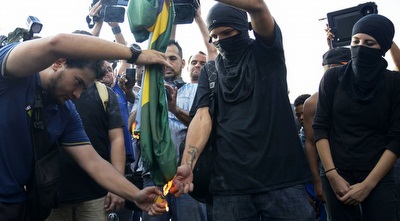 המפגינים שורפים את דגל ברזיל (רויטרס)