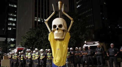 השלד המפחיד בהפגנות בברזיל (רויטרס)
