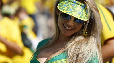 אוהדת ברזיל ביציע (רויטרס)