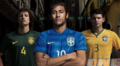 ניימאר עם תלבושת החוץ הכחולה של ברזיל