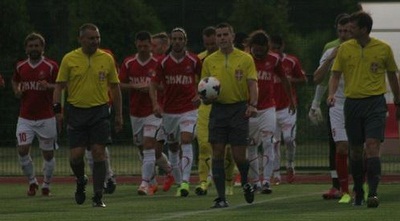 שתי הקבוצות עולות לדשא (יובל לב, הר הגעש באדום) שתי הקבוצות עולות לדשא (יובל לב, הר הגעש באדום)