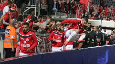 שחקני הפועל ת&qout;א עולים לכר הדשא (משה חרמון)