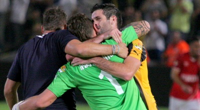 שחקני בית&qout;ר חוגגים (משה חרמון)