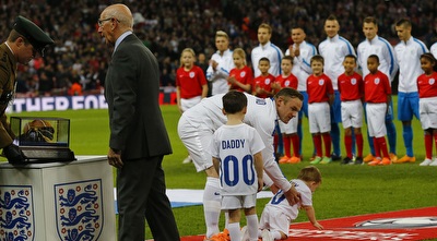 וויין רוני וילדיו בציון הופעתו ה-100 בנבחרת אנגליה (רויטרס)