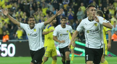 אצילי והחברים חוגגים (עמית מצפה) אצילי והחברים חוגגים (עמית מצפה)