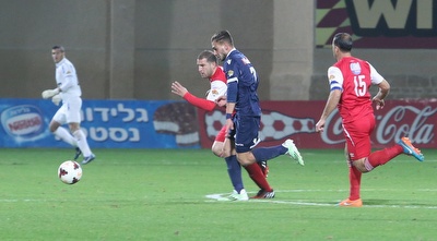 רז שטיין במאבק על הכדור (עמית מצפה) רז שטיין במאבק על הכדור (עמית מצפה)
