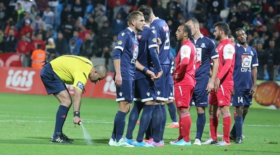 בר נתן מסמן עם הספריי (עמית מצפה) בר נתן מסמן עם הספריי (עמית מצפה)