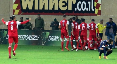 שחקני סכנין חוגגים (עמית מצפה) שחקני סכנין חוגגים (עמית מצפה)