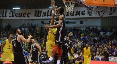 דונטה סמית´ מנסה לחסום (יאיר שגיא, Ynet) (מערכת ONE) דונטה סמית´ מנסה לחסום (יאיר שגיא, Ynet) (מערכת ONE)