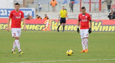 בוזגלו מתכונן לבעיטה החופשית (מרטין גוטדאמק) בוזגלו מתכונן לבעיטה החופשית (מרטין גוטדאמק)