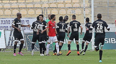 שחקני רעננה חוגגים (מרטין גוטדאמק) שחקני רעננה חוגגים (מרטין גוטדאמק)