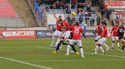 סוארס מקבל את כדור הגובה (מרטין גוטדאמק) סוארס מקבל את כדור הגובה (מרטין גוטדאמק)