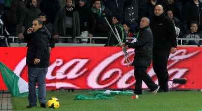 חפצים נזרקים מהיציע (רדאד ג´בארה) חפצים נזרקים מהיציע (רדאד ג´בארה)