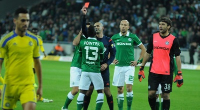 דניאל בר נתן שולף את הכרטיס האדום (עמרי שטיין) דניאל בר נתן שולף את הכרטיס האדום (עמרי שטיין)