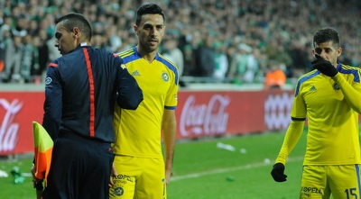 שופט הקו מרחיק את ערן זהבי מהחפצים המושלכים (עמרי שטיין) שופט הקו מרחיק את ערן זהבי מהחפצים המושלכים (עמרי שטיין)