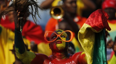 אוהד גאנה מאושר ביציע (רויטרס)
