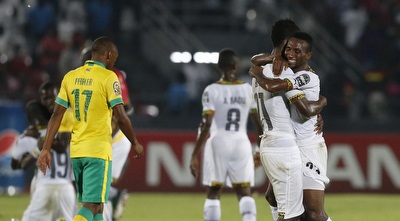 שחקני גאנה מחובקים בסיום (רויטרס)