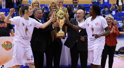 בנות הרצליה חוגגות את הזכייה בגביע (נעם מורנו) בנות הרצליה חוגגות את הזכייה בגביע (נעם מורנו)