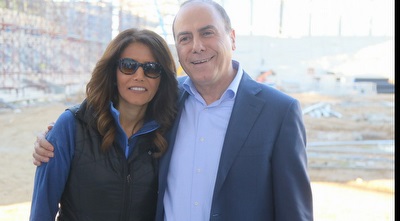 סילבן שלום ואלונה ברקת. גם עבורו מדובר כאן בהתרגשות אדירה (מרטין גוטדאמק) סילבן שלום ואלונה ברקת. גם עבורו מדובר כאן בהתרגשות אדירה (מרטין גוטדאמק)