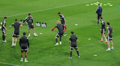 שחקני נבחרת וויילס באימון מסירות (עמרי שטיין) שחקני נבחרת וויילס באימון מסירות (עמרי שטיין)