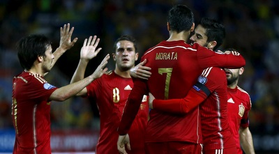 מוראטה ושחקני נבחרת ספרד חוגגים (רויטרס)
