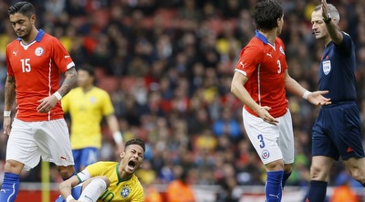 ניימאר כואב על הדשא. השופט אפילו לא שלף כרטיס ניימאר כואב על הדשא. השופט אפילו לא שלף כרטיס