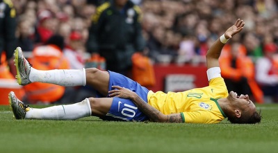 ניימאר נאנק על הדשא. בעיקר בילה על על הגב ניימאר נאנק על הדשא. בעיקר בילה על על הגב