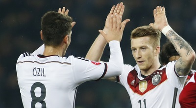 רויס ואוזיל חוגגים ניצחון קל (רויטרס) רויס ואוזיל חוגגים ניצחון קל (רויטרס)