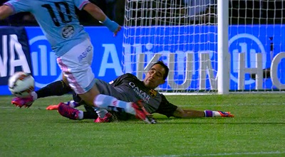 בראבו עוצר את נוליטו. יציאה נפלאה של הצ´יליאני בראבו עוצר את נוליטו. יציאה נפלאה של הצ´יליאני