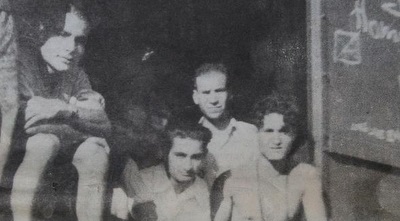 אחיו של ג&acute;ורג&acute;, שמעון (ראשון מימין) בדרך למחנה העבודה (רדאד ג&acute;בארה)