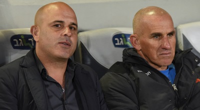 יוסי אבוקסיס ויעקב אסייג מסתכלים על המשחק מהצד (נעם מורנו) יוסי אבוקסיס ויעקב אסייג מסתכלים על המשחק מהצד (נעם מורנו)