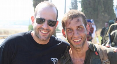 בר רהב ז&qout;ל עם דודו מורן. התעקש על השירות הקרבי