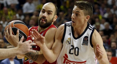 ג&acute;יי.סי קרול ו-ואסיליס ספאנוליס (רויטרס)