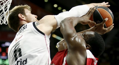 נוצ&acute;יוני חוסם את דאנסטון (רויטרס)