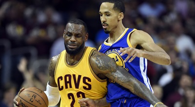 לברון ג´יימס לפני שון ליבינגסטון. עשה את זה גם למאמנים אחרים (רויטרס) לברון ג´יימס לפני שון ליבינגסטון. עשה את זה גם למאמנים אחרים (רויטרס)