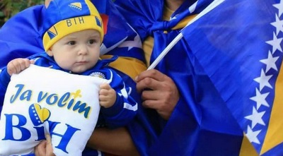 תינוק בוסני עטוף במדי הנבחרת. דור חדש של אוהדים תינוק בוסני עטוף במדי הנבחרת. דור חדש של אוהדים