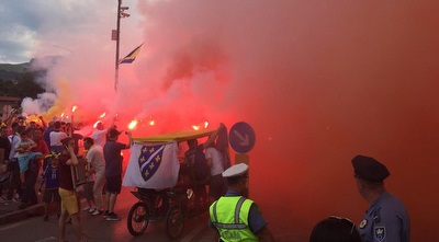 אוהדי בוסניה עושים דרכם לאצטדיון (רז אמיר) אוהדי בוסניה עושים דרכם לאצטדיון (רז אמיר)