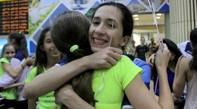 ריבקין מתחבקת (יניב גונן) ריבקין מתחבקת (יניב גונן)