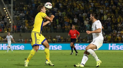 קרלוס גרסיה משתלט על הכדור מחמוטוביץ&acute; (רדאד ג&acute;בארה)