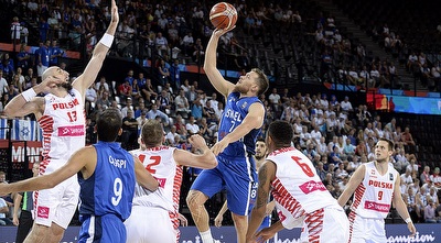 גל מקל מעל ההגנה הפולנית (FIBA)
