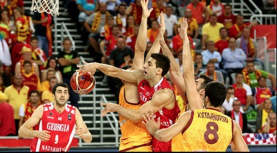 שנגליה נאבק בהגנה המקדונית (EUROBASKET)