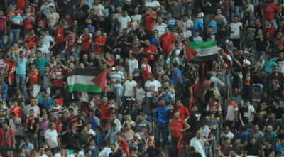 אוהדי סכנין עם דגלי פלסטין (עמרי שטיין)