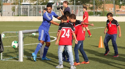 הילדים משחקים עם שחקני הנבחרת (רדאד ג´בארה)