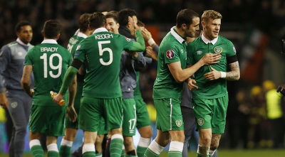 שחקני נבחרת אירלנד חוגגים בסיום (רויטרס)