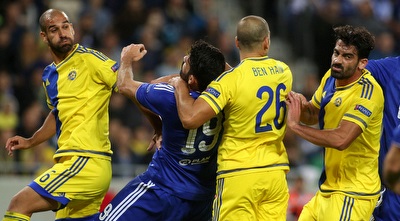 דייגו קוסטה מול שחקני מכבי ת&qout;א (רדאד ג´בארה)