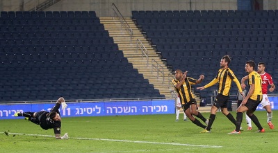 שלומי ארבייטמן מבקיע (אורן בן חקון) שלומי ארבייטמן מבקיע (אורן בן חקון)
